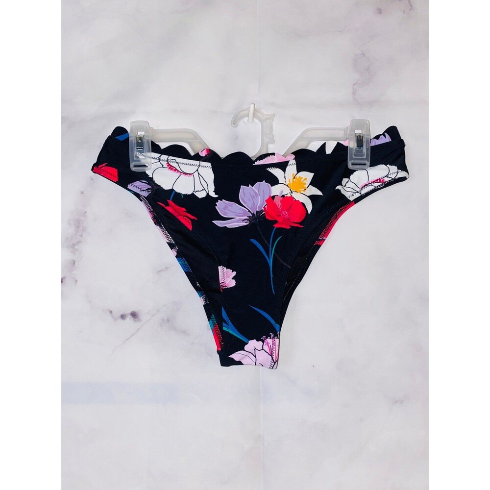 Cupshe black floral bikini bottoms with scalloped waist. Size medium